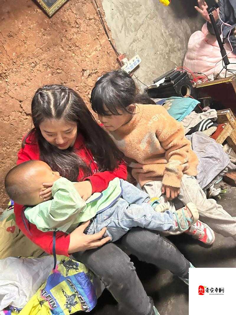 一小孩半夜为女孩吃：充满关爱与温暖的温馨瞬间