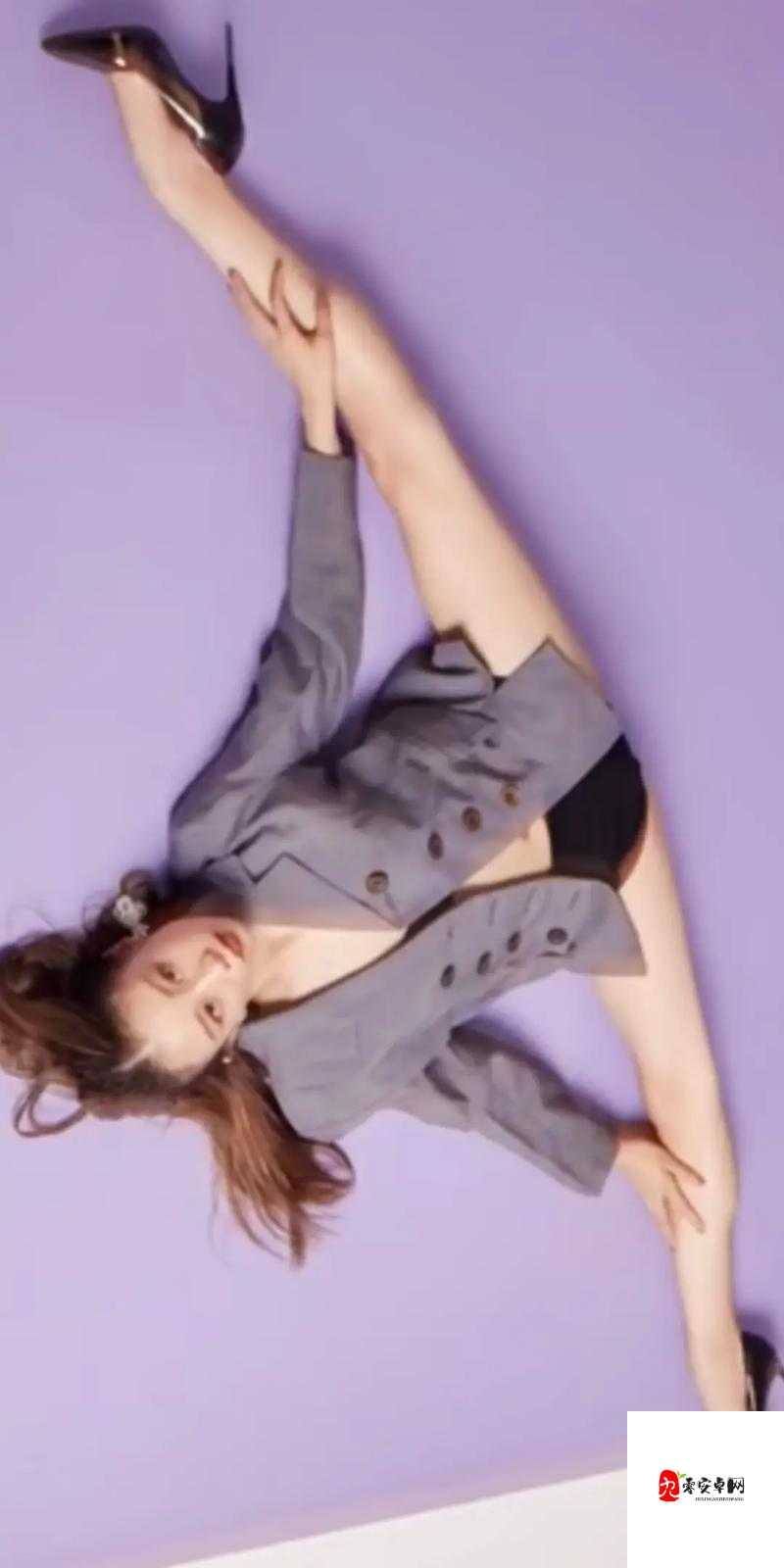 ：舞蹈生戴小玩具练劈叉：突破身体极限的创意训练