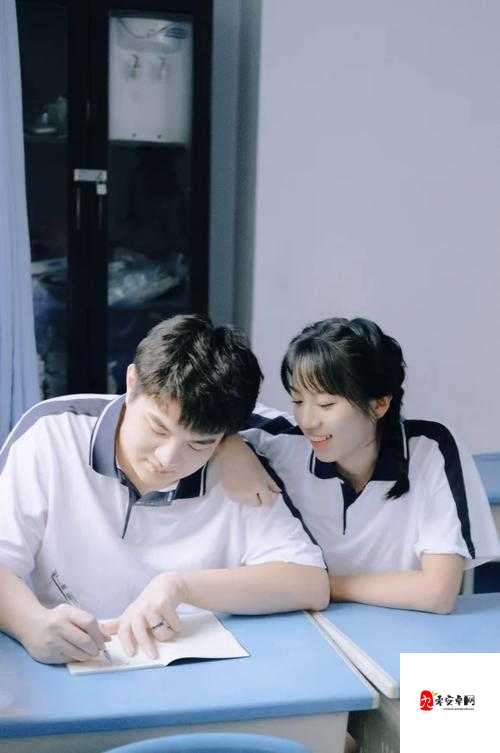 男生女生一起嗟嗟嗟很痛真人：探究背后的情感与痛楚