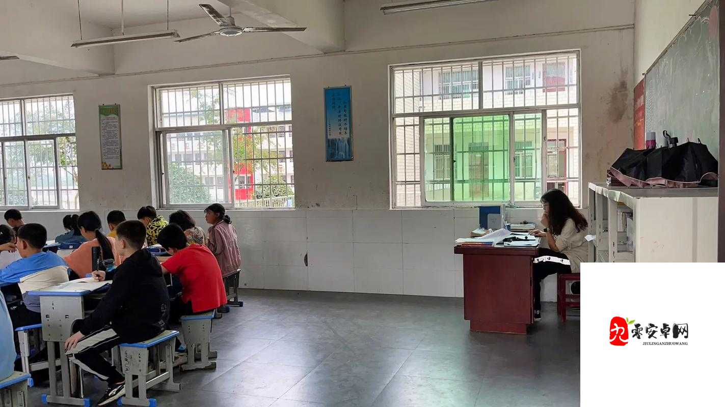 老师办公室紧邻我们教室：交流沟通更便利