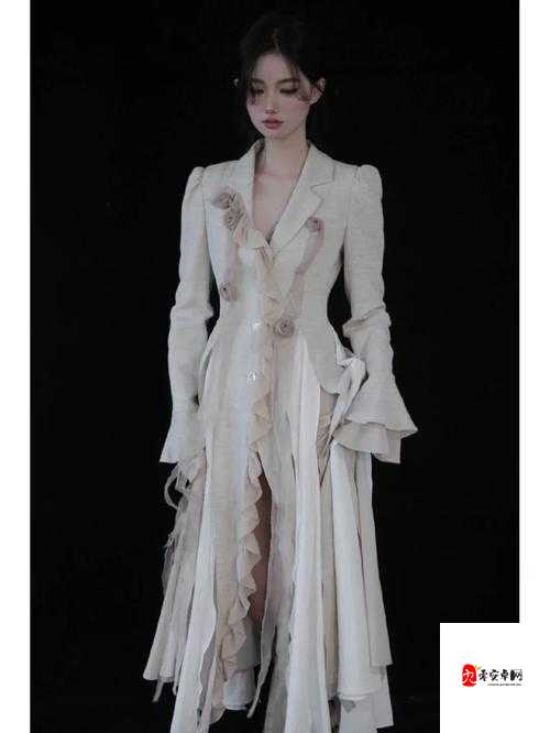 裙子里面空无一物：一种时尚还是自我暴露？