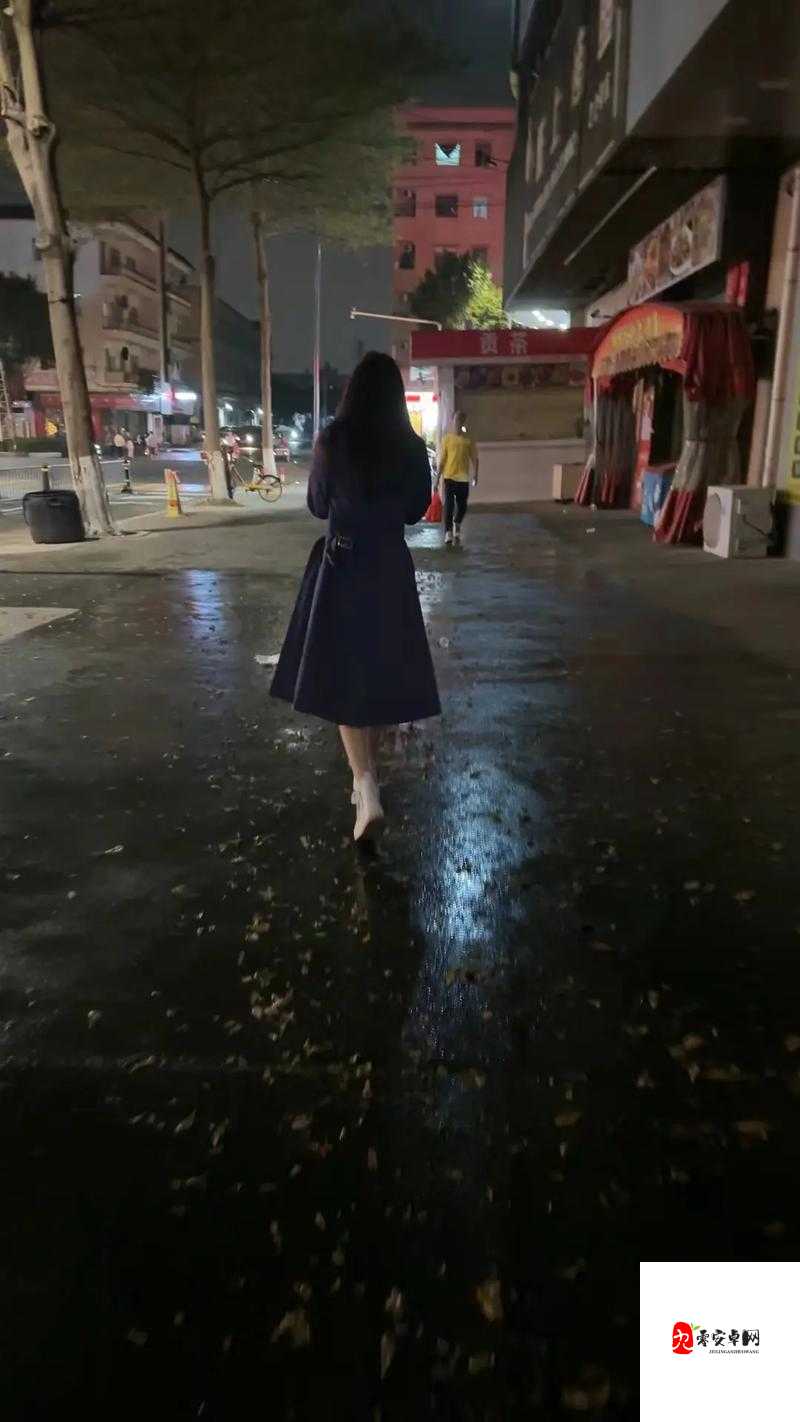 外回り中に突然の大雨一雨宿：雨中的意外遭遇与思索