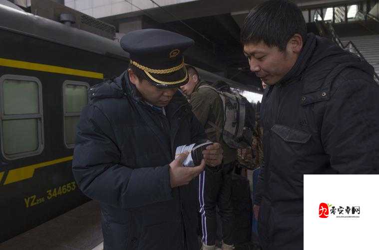 检票员严格执行 B 检票按尺寸规范上车确保秩序井然