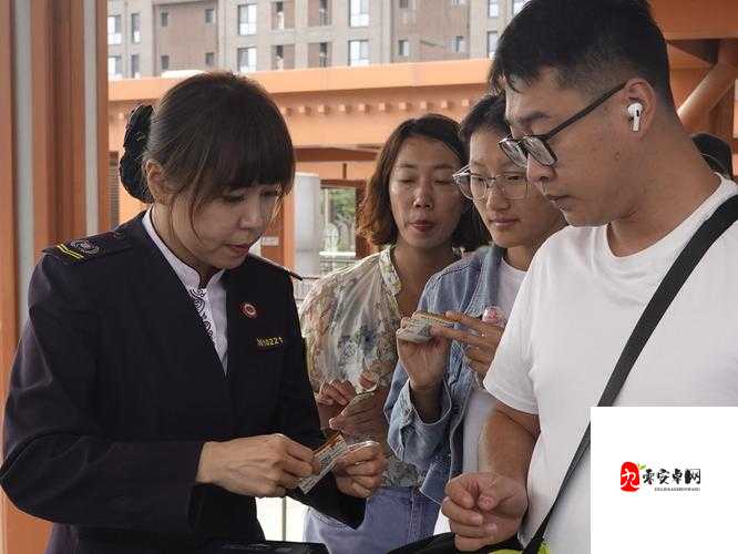 售票员小 Xue 严格查票，保障乘客权益