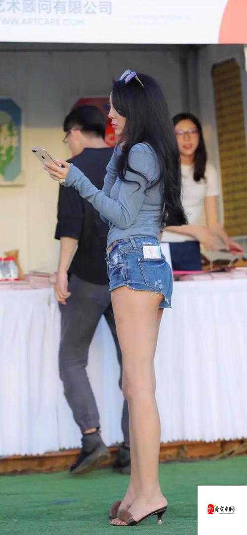 女人另 CZZZCCC 以独特魅力推动时尚界多元化发展