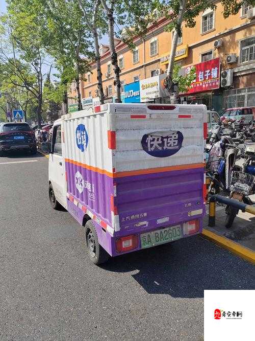 快递放门口忘拿，女子真空下楼取快递，却被 c 封禁账号，这是为何？