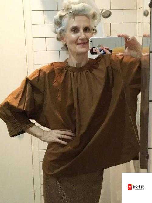 一个欧美老妇，为何她的毛发如此浓密？