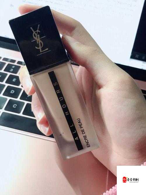YSL 小黑条蜜桃色：打造迷人甜美妆容的秘密武器