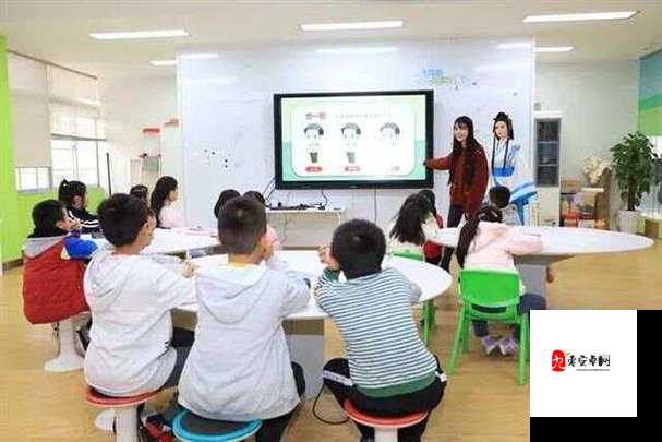 班主任和学生打扑克：一场别开生面的师生互动游戏