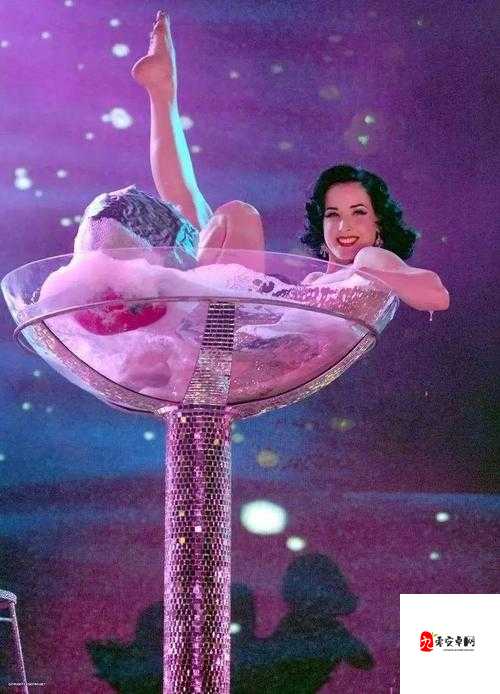 比基尼舞者热辣起舞 魅力四射展别样风情