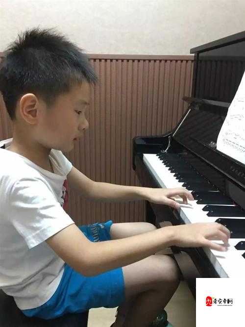 成为全校公交车的日常生活陈懿轩之成长故事与校园经历