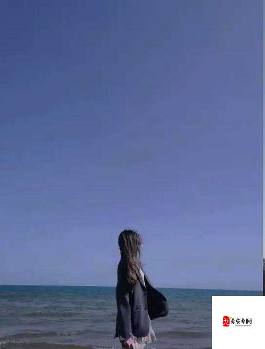 凌晨三点播放的视频叫什么？配图为一女子穿着时尚在室内翩翩起舞