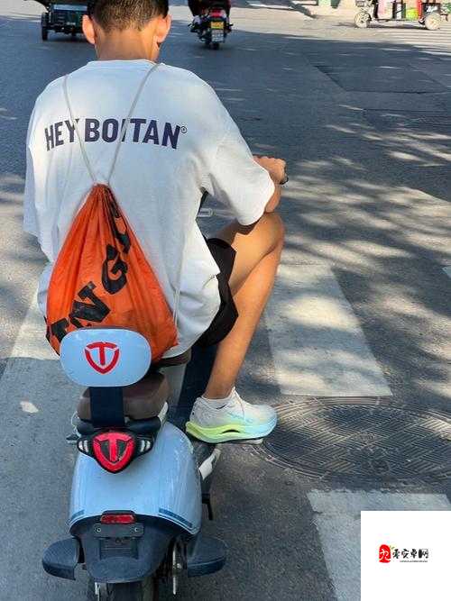 骑上我心爱的小摩托，一首洗脑神曲的自由之旅