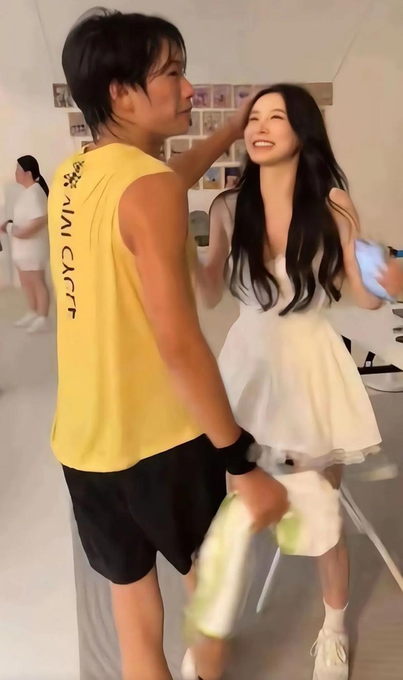 抖音热门旋律揭秘，那首有一天我会在你的身边肩并肩手牵着手的歌