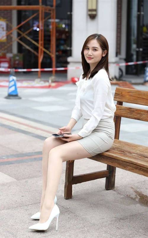 探索美女www的时尚魅力：揭秘当下最受欢迎的穿搭风格与美容秘诀