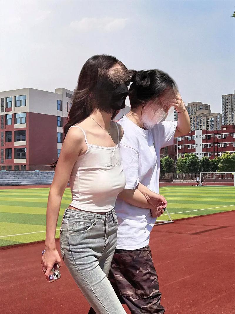 数学课代表的胸摸起来软软的：校园生活中的温馨瞬间与青春记忆