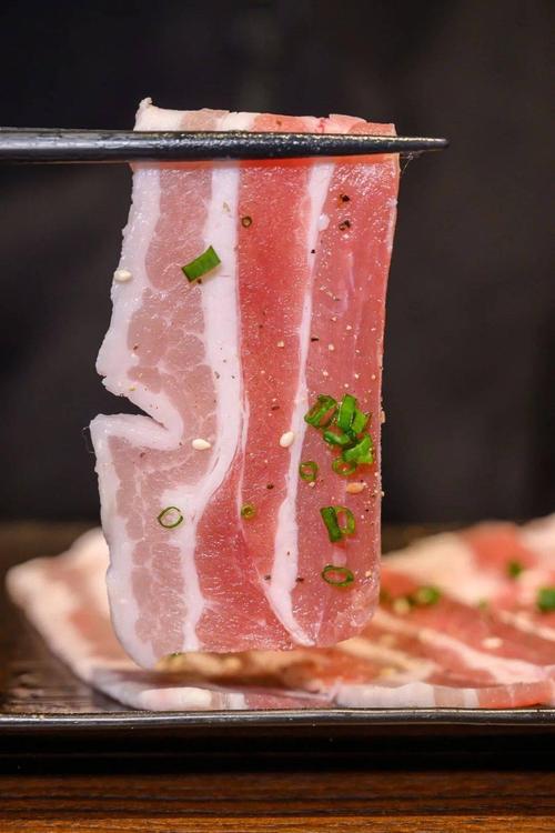 女子爱吃烧烤导致血液变成粉色，医生揭示惊人真相及健康警示