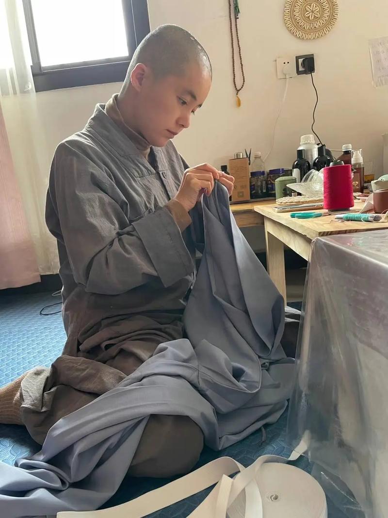僧人尼姑和尚裤子的独特设计与文化意义：探寻传统与现代的融合之道