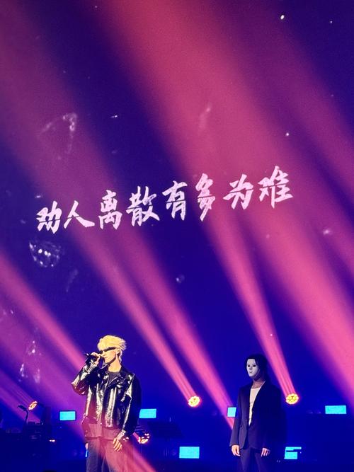 抖音热曲揭秘，那句我怕控制不住就会给你拥抱背后的情感共鸣