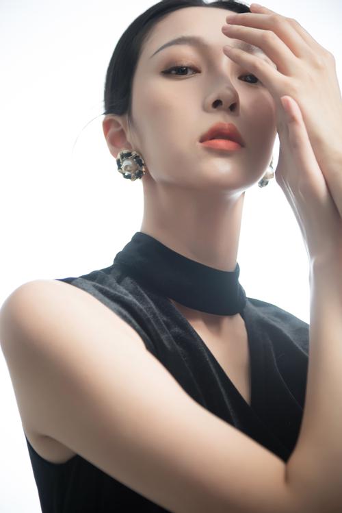 液液酱大尺度写真集曝光，网友热议其大胆风格与艺术表现力