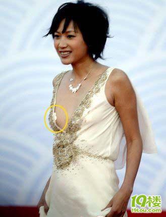 揭秘美女露尿孔露奶头的时尚趋势：如何在不失优雅的前提下展现自然美