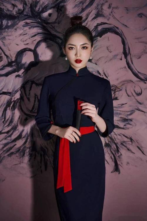 萌白酱弥漫甜味纯白旗袍写真：清新脱俗的东方美，尽显古典与时尚的完美融合