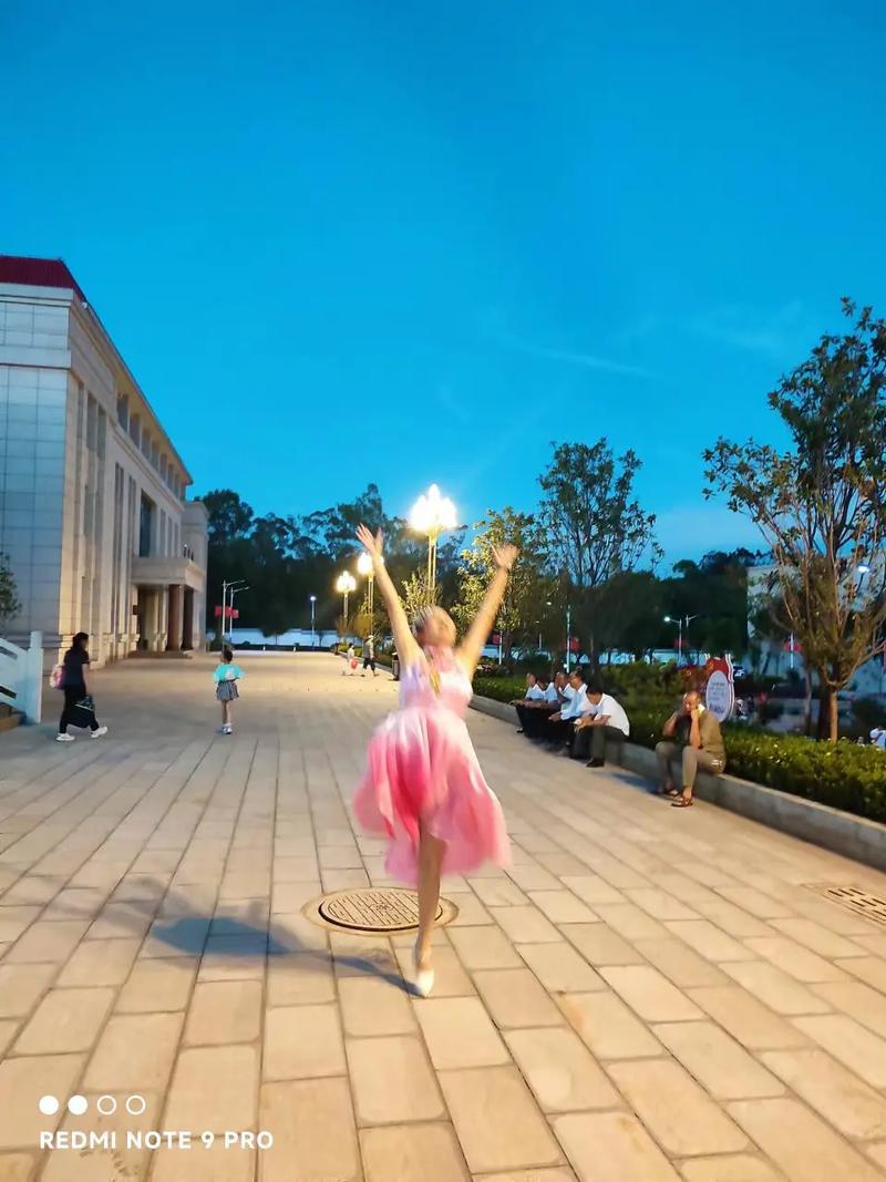 抖音踮起脚尖提起裙边是什么歌，资源管理、高效利用与避免浪费