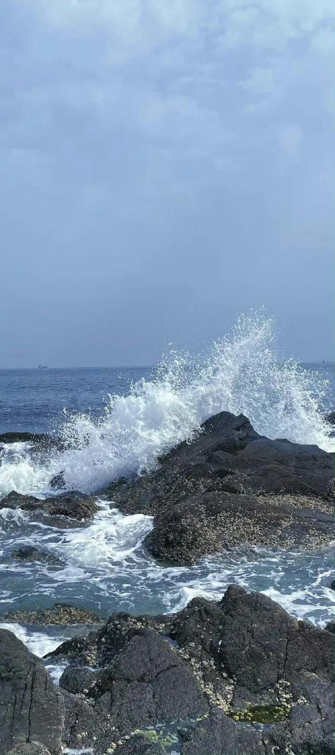 海的那边有山，山的上边是天究竟是哪首歌的动人旋律？
