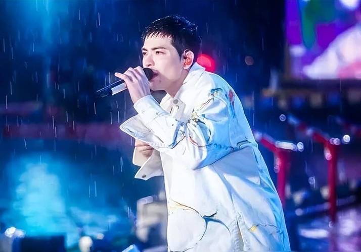 萧敬腾一拿话筒就下雨，雨神称号背后的奇妙故事