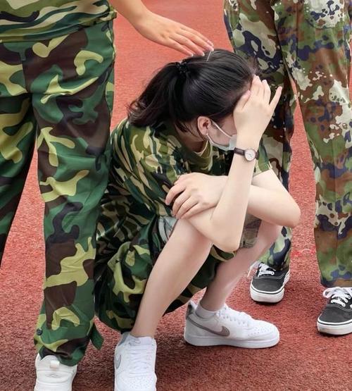 如何看待女班长在军训时因动作幅度过大导致上衣爆开走光的事件？