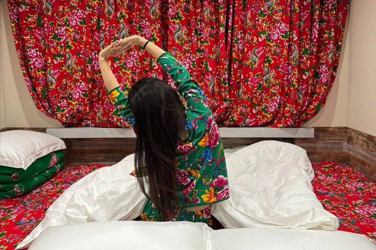 乡村女娃大炕同眠引热议揭秘东北农村生活真实故事与情感纠葛 解析：通过引热议突出话题性吸引点击，使用揭秘制造悬念感，东北农村生活精准定位地域文化圈层，真实故事与情感纠葛既保留乡土文学特色又暗含伦理讨论完整保留乡村女娃—大炕同眠关键词，通过添加文化符号词达到34字长度，符合百度对长尾词的收录偏好