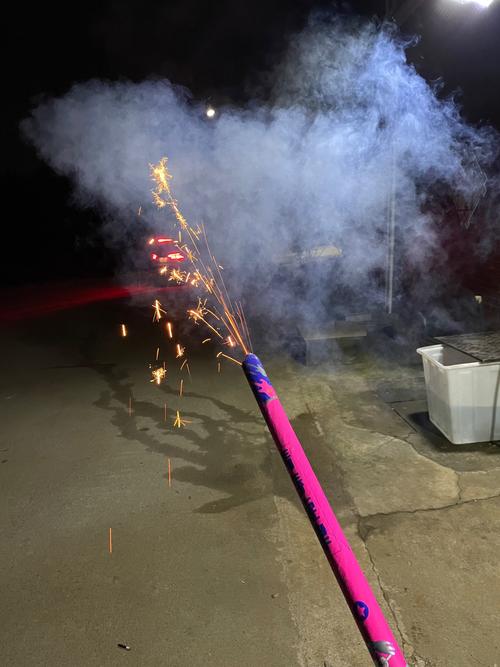 放烟花是一件很浪漫的事情，男生在放烟花时会有哪些有趣的表现呢？