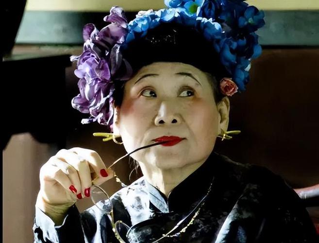 为什么性饥渴老太 BwBWw 会引起关注？她的故事背后有什么值得探讨的问题？