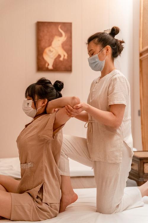 如何通过精油按摩达到 XXOO 高潮？专家揭秘技巧