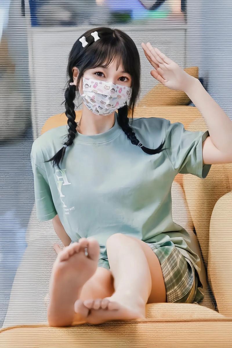 糖心的女主角戴口罩的时尚造型引发热议，如何搭配口罩展现独特魅力？