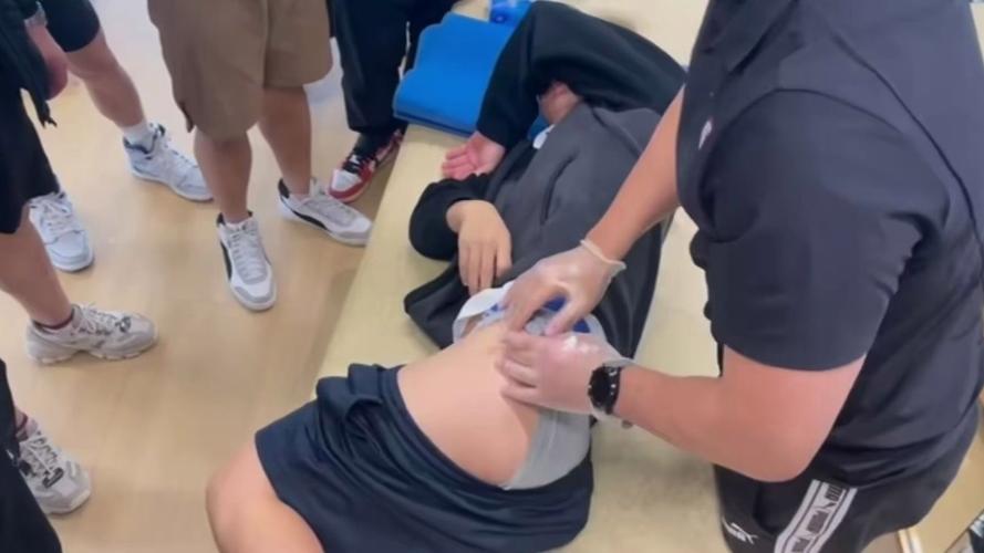 宿舍男生被扒裤子玩j事件引发热议：校园文化与隐私保护如何平衡？