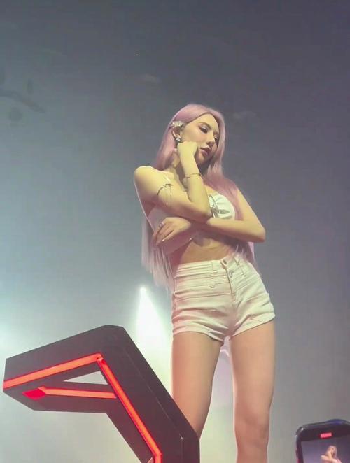 欧美热舞视频大赏：火辣身材，激情释放