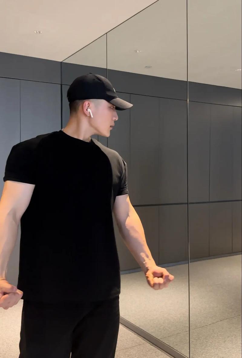 被强壮肌肉男调教的小受，在办公室被顶到失禁，最后求饶