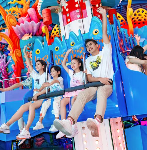 三个小男孩上火舞游乐场体验刺激冒险，亲子互动乐趣无穷的欢乐时光
