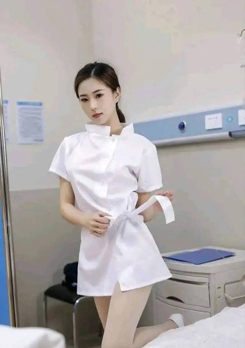 大胸爆乳美女护士的真实工作日常揭秘：她们如何平衡职业形象与个人魅力？