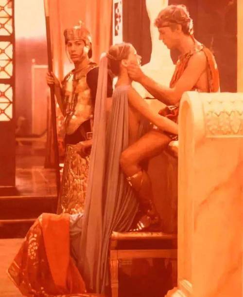 乱伦行为一直是一个备受争议的话题，不仅涉及到道德和伦理问题，还可能对家庭和社会造成严重的影响我们应该尊重每个人的选择和权利，同时也要遵守社会的道德和法律规范