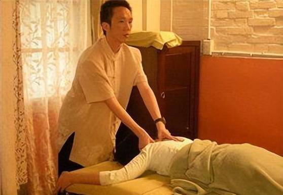 震惊按摩师为何把手伸到了我的手里面？这背后究竟有何原因？