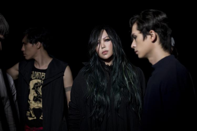 印度亲嘴歌 MV 中的女孩是谁？她为什么会在 MV 中出现？