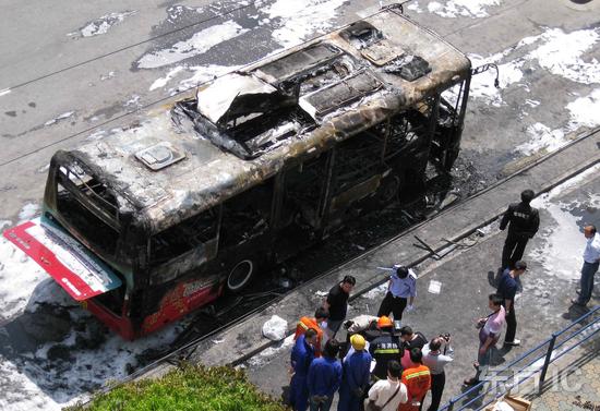 YIN荡公交车：三人禁忌夜，欲望在密闭车厢爆燃
