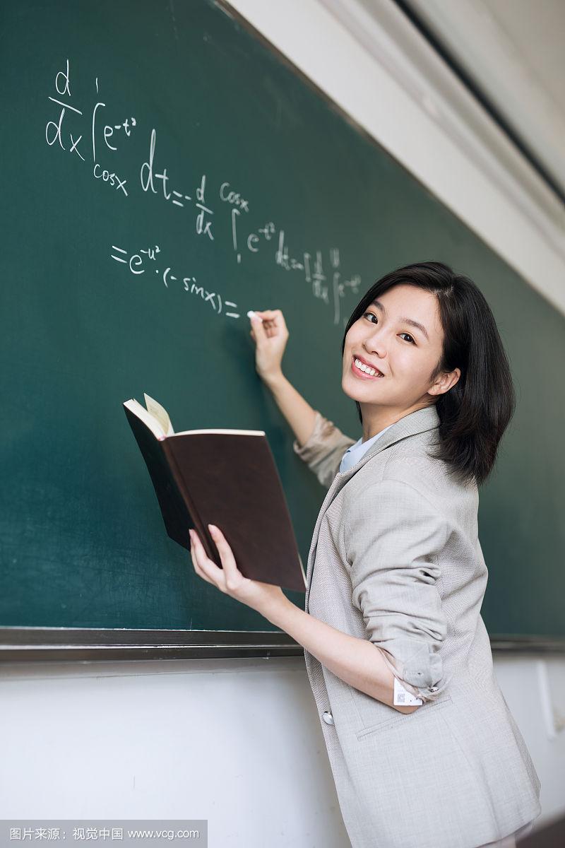 年轻女教师3韩国：禁忌的午后，欲望在粉笔灰中弥漫